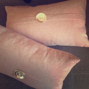 2 throw pillows